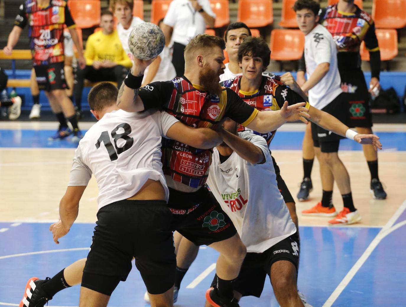 Imágenes de la primera semifinal de la Copa Castilla y León entre el Ademar León y el Balonmano Nava