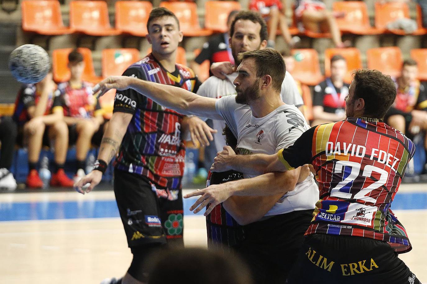 Imágenes de la primera semifinal de la Copa Castilla y León entre el Ademar León y el Balonmano Nava