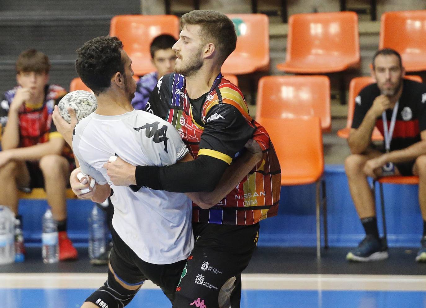 Imágenes de la primera semifinal de la Copa Castilla y León entre el Ademar León y el Balonmano Nava