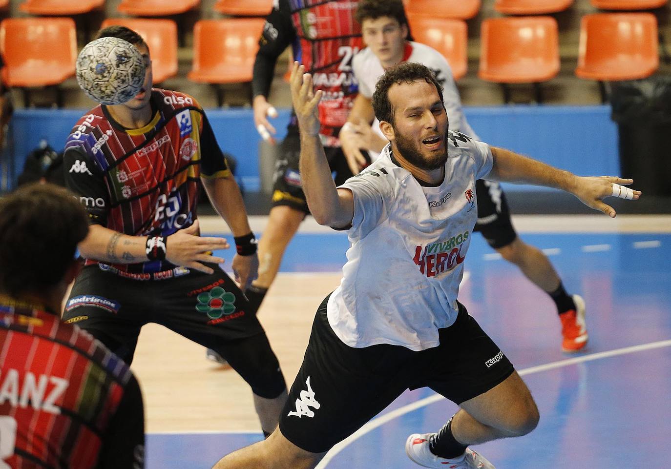 Imágenes de la primera semifinal de la Copa Castilla y León entre el Ademar León y el Balonmano Nava