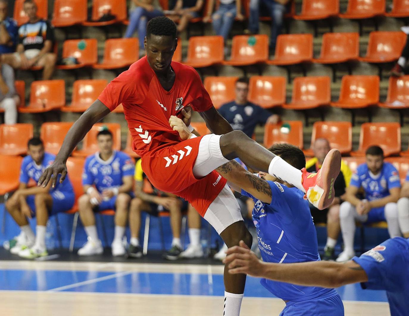 Imágenes de la segunda semifinal de la Copa Castilla y León disputada entre burgaleses y vallisoletanos en el polideportivo El Plantío