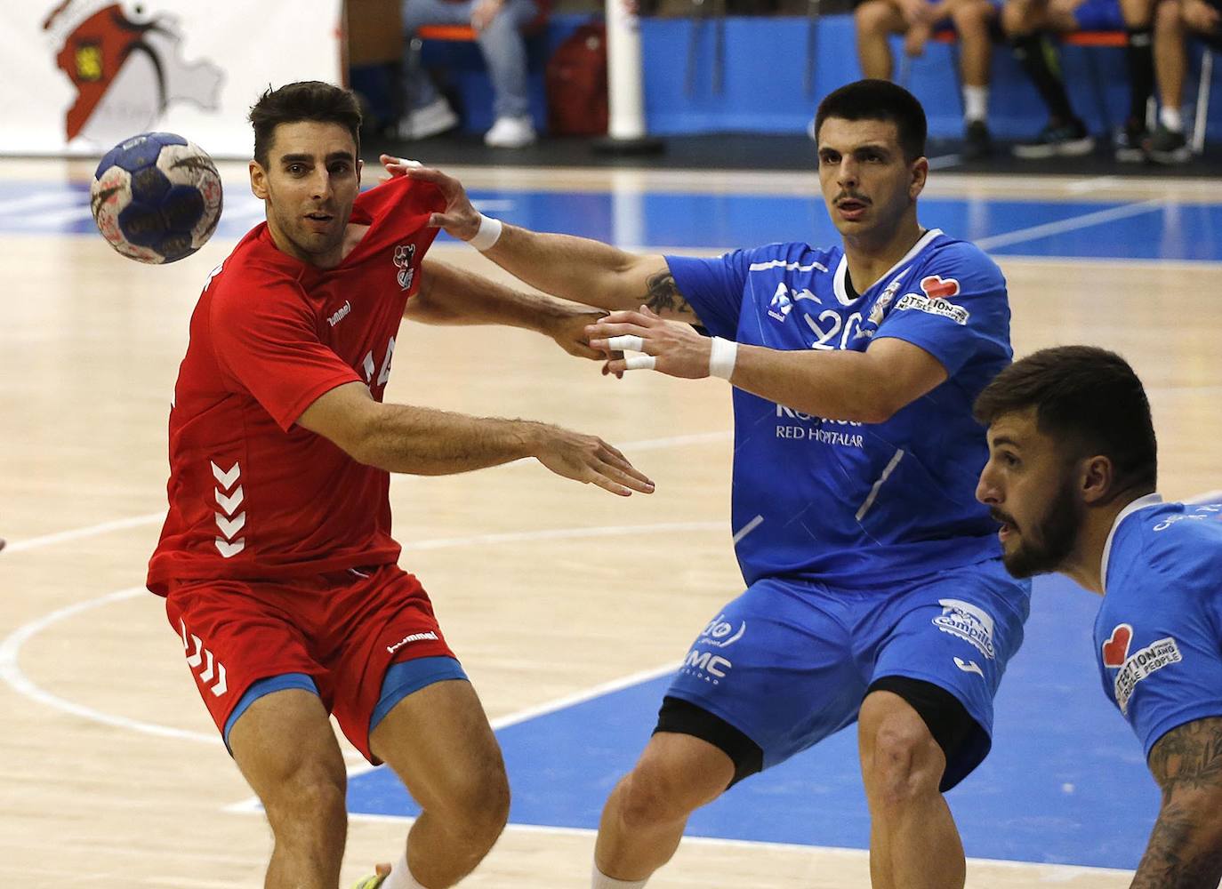 Imágenes de la segunda semifinal de la Copa Castilla y León disputada entre burgaleses y vallisoletanos en el polideportivo El Plantío