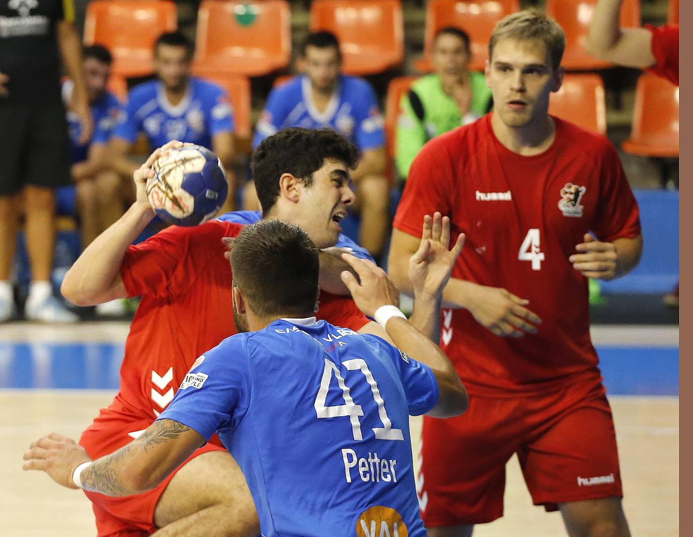 Imágenes de la segunda semifinal de la Copa Castilla y León disputada entre burgaleses y vallisoletanos en el polideportivo El Plantío