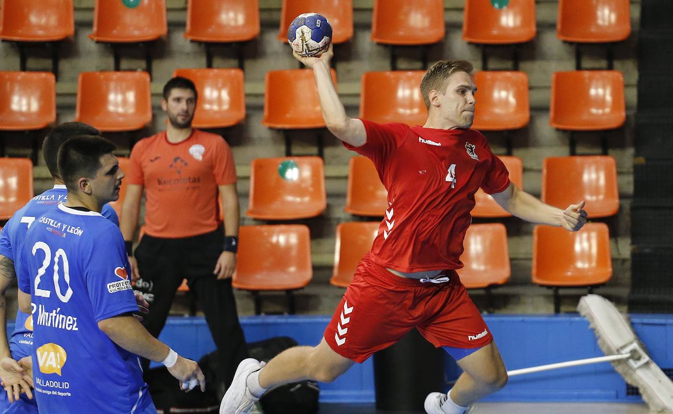 Imágenes de la segunda semifinal de la Copa Castilla y León disputada entre burgaleses y vallisoletanos en el polideportivo El Plantío