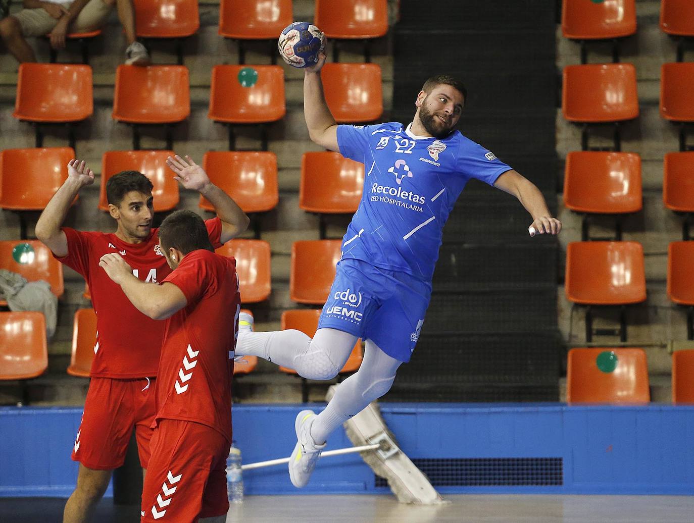 Imágenes de la segunda semifinal de la Copa Castilla y León disputada entre burgaleses y vallisoletanos en el polideportivo El Plantío