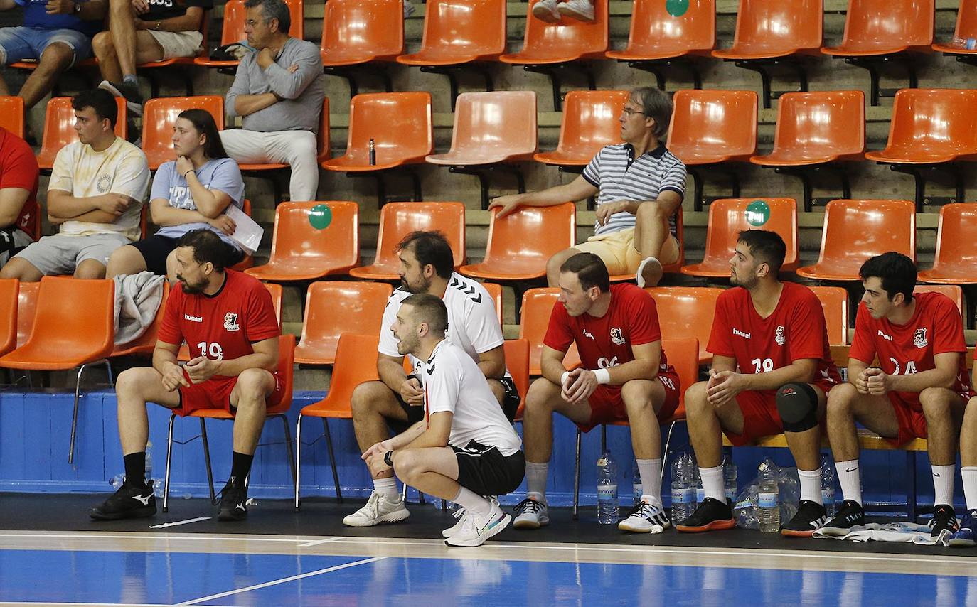 Imágenes de la segunda semifinal de la Copa Castilla y León disputada entre burgaleses y vallisoletanos en el polideportivo El Plantío