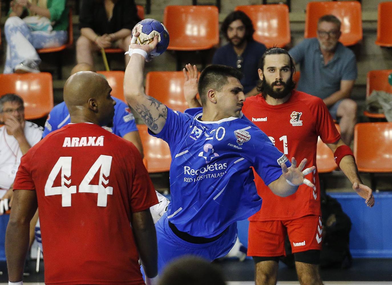 Imágenes de la segunda semifinal de la Copa Castilla y León disputada entre burgaleses y vallisoletanos en el polideportivo El Plantío