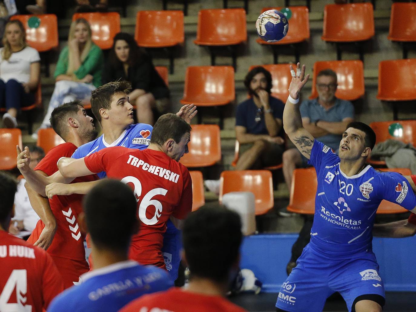 Imágenes de la segunda semifinal de la Copa Castilla y León disputada entre burgaleses y vallisoletanos en el polideportivo El Plantío