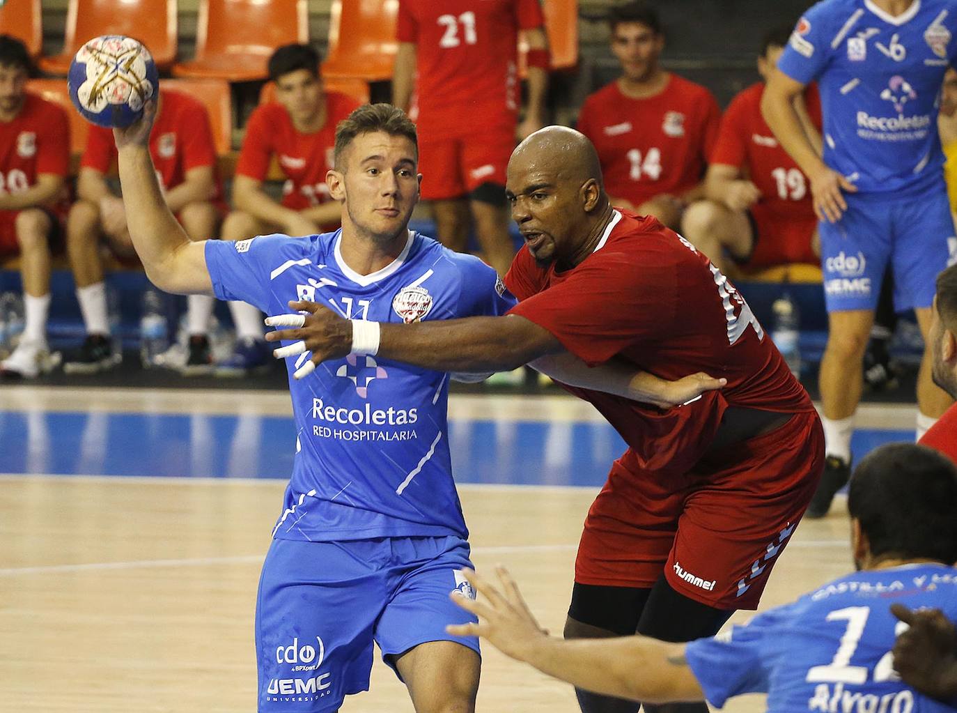 Imágenes de la segunda semifinal de la Copa Castilla y León disputada entre burgaleses y vallisoletanos en el polideportivo El Plantío