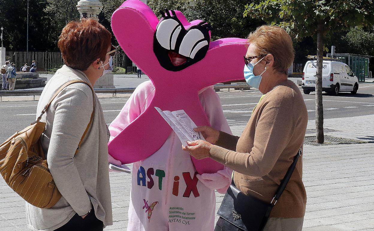 La Asociación síndrome de Turner Alejandra Salamanca informa en la calle sobre este trastorno genético. 