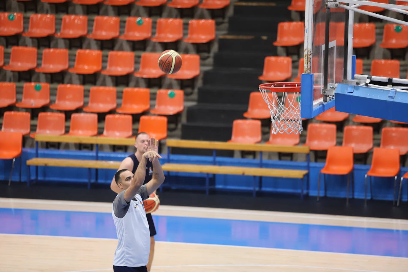 Imágnes del primer entrenamiento de pretemporada del Hereda San Pablo Burgos en el Polideportivo El Plantío