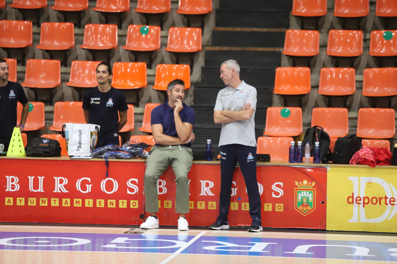 Imágnes del primer entrenamiento de pretemporada del Hereda San Pablo Burgos en el Polideportivo El Plantío