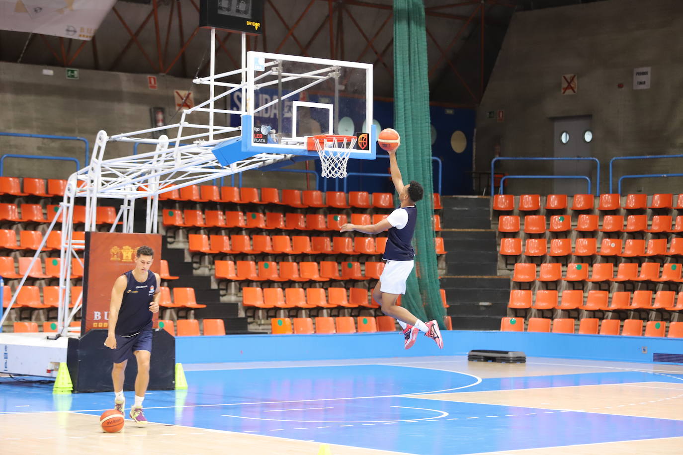 Imágnes del primer entrenamiento de pretemporada del Hereda San Pablo Burgos en el Polideportivo El Plantío