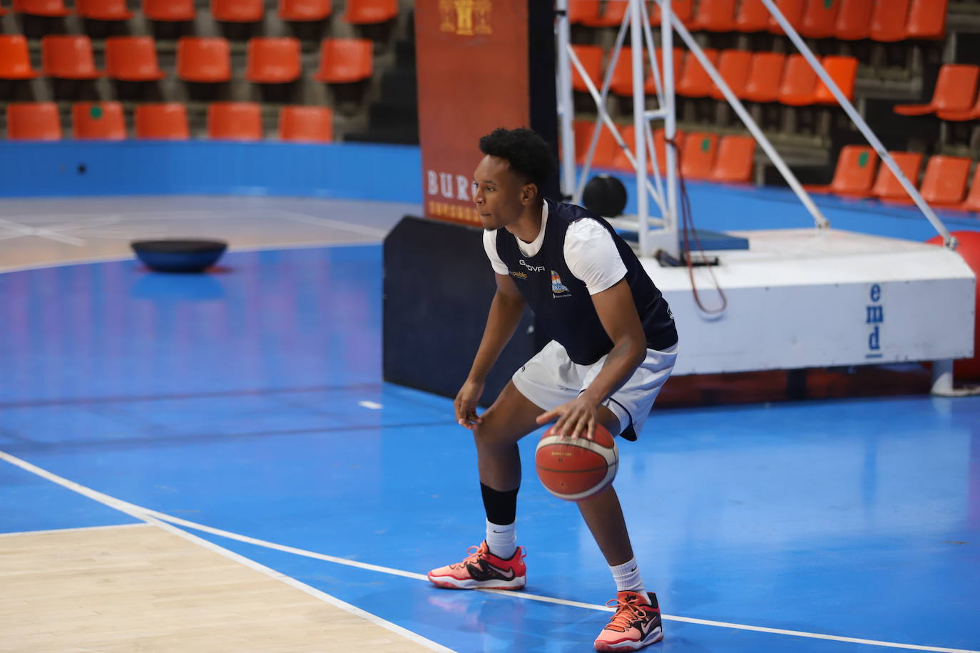 Imágnes del primer entrenamiento de pretemporada del Hereda San Pablo Burgos en el Polideportivo El Plantío