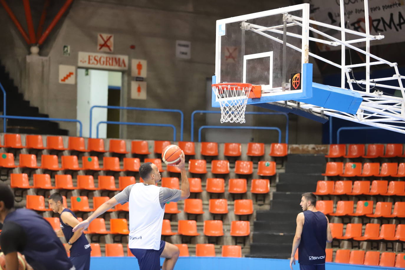 Imágnes del primer entrenamiento de pretemporada del Hereda San Pablo Burgos en el Polideportivo El Plantío