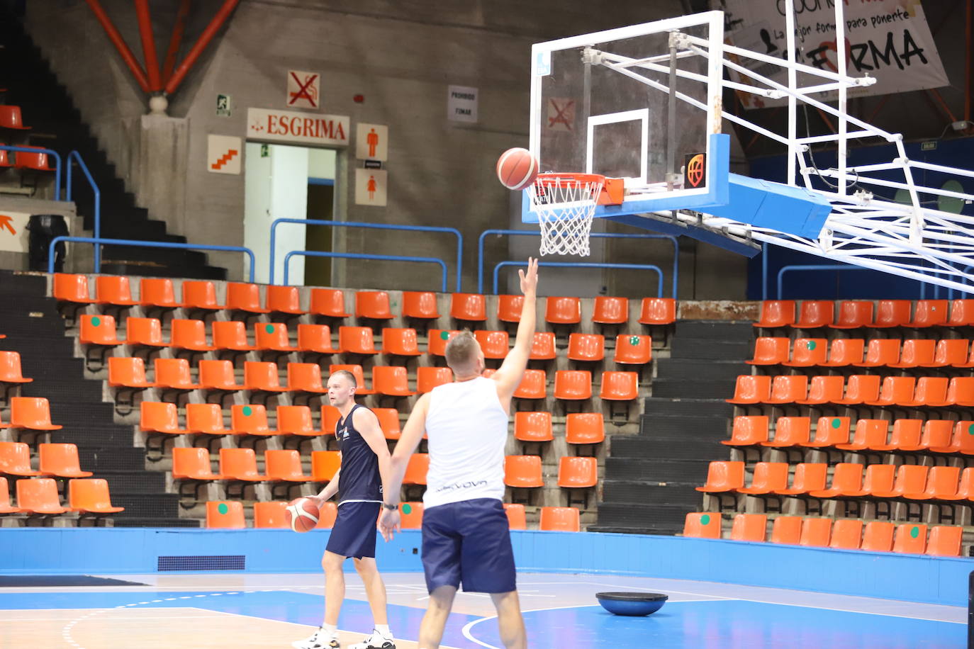 Imágnes del primer entrenamiento de pretemporada del Hereda San Pablo Burgos en el Polideportivo El Plantío