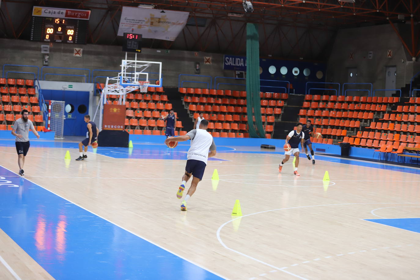 Imágnes del primer entrenamiento de pretemporada del Hereda San Pablo Burgos en el Polideportivo El Plantío