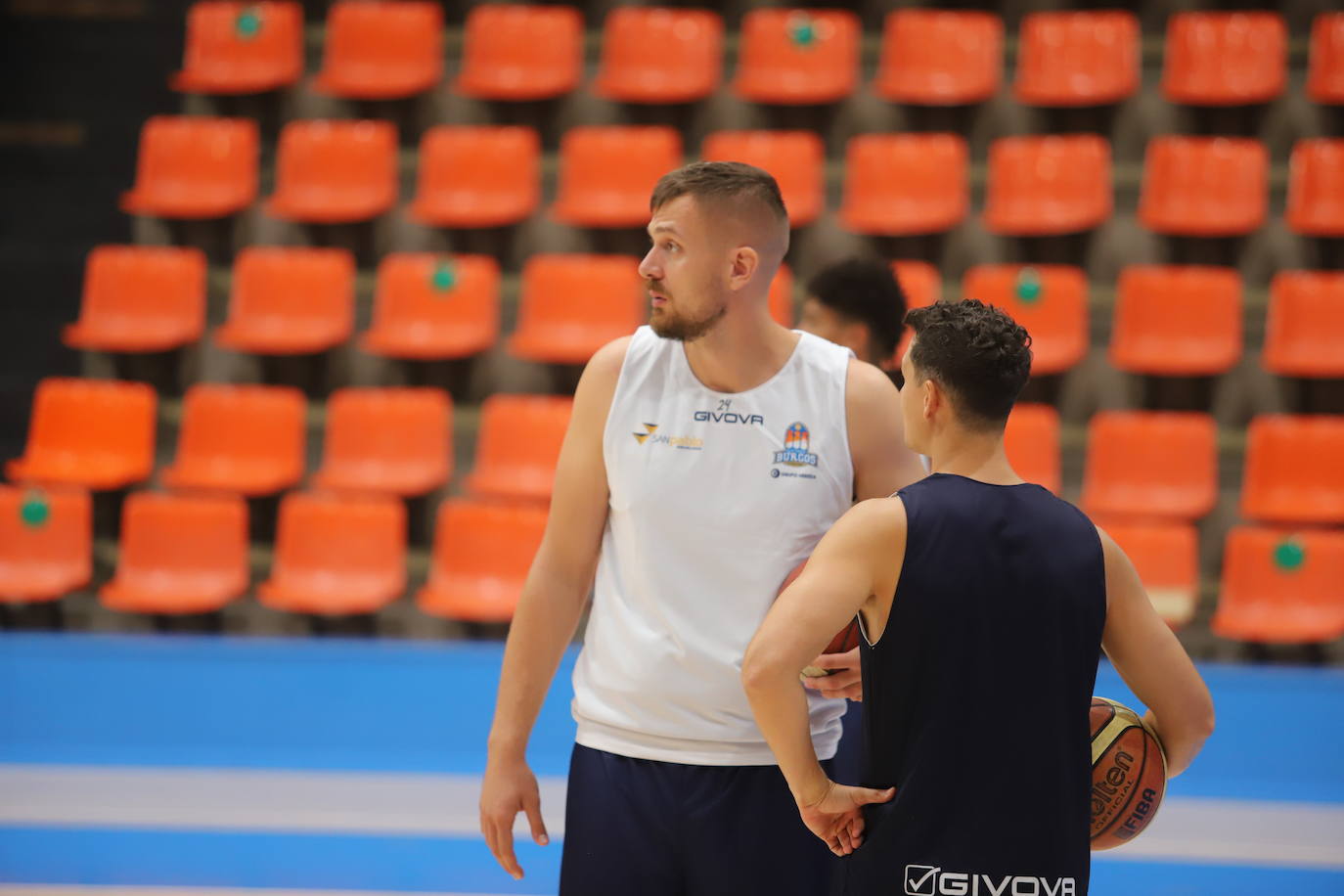 Imágnes del primer entrenamiento de pretemporada del Hereda San Pablo Burgos en el Polideportivo El Plantío