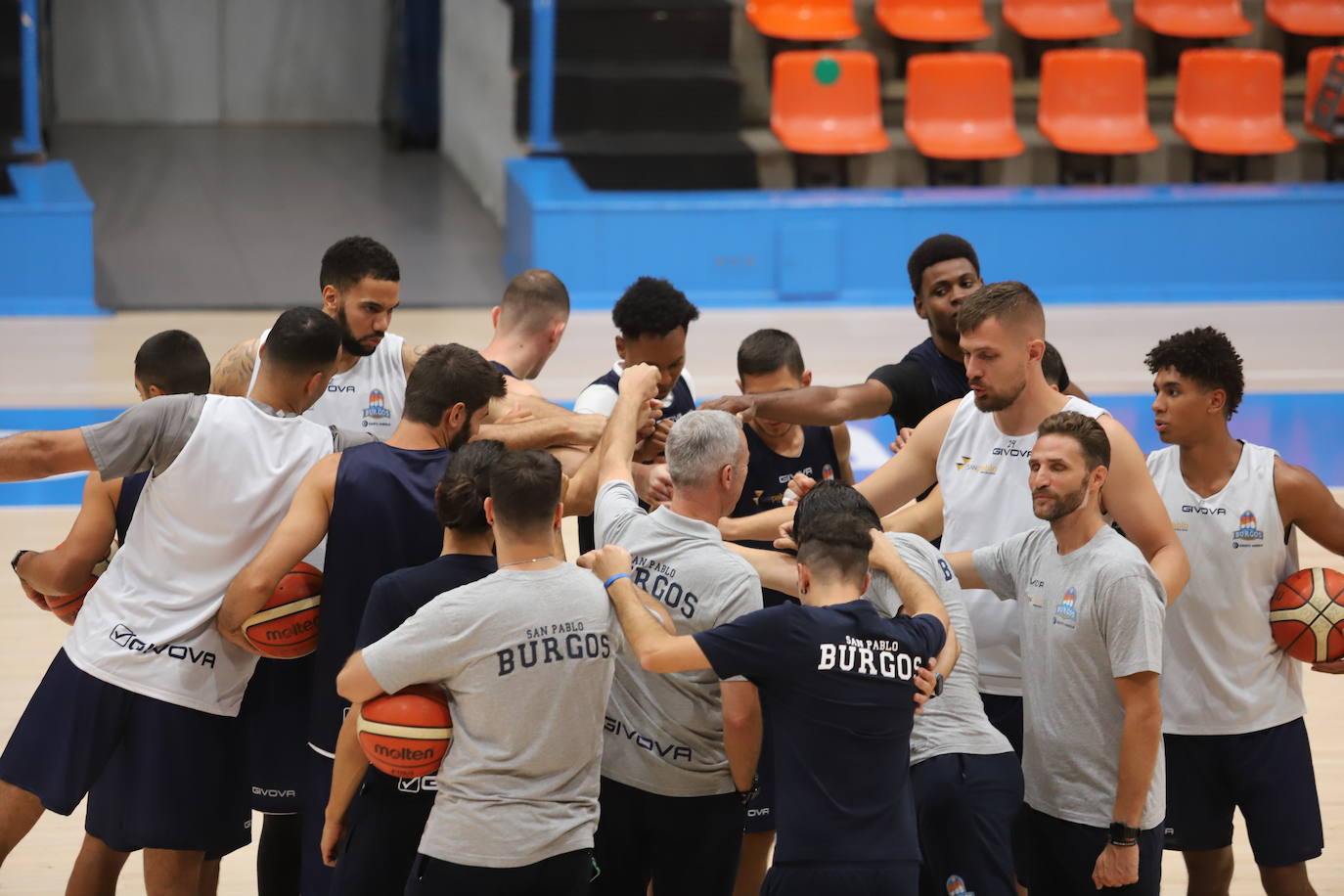 Imágnes del primer entrenamiento de pretemporada del Hereda San Pablo Burgos en el Polideportivo El Plantío