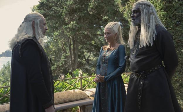 El rey Viserys junto a Rhaenys Targaryen y Corlys Velaryon. 