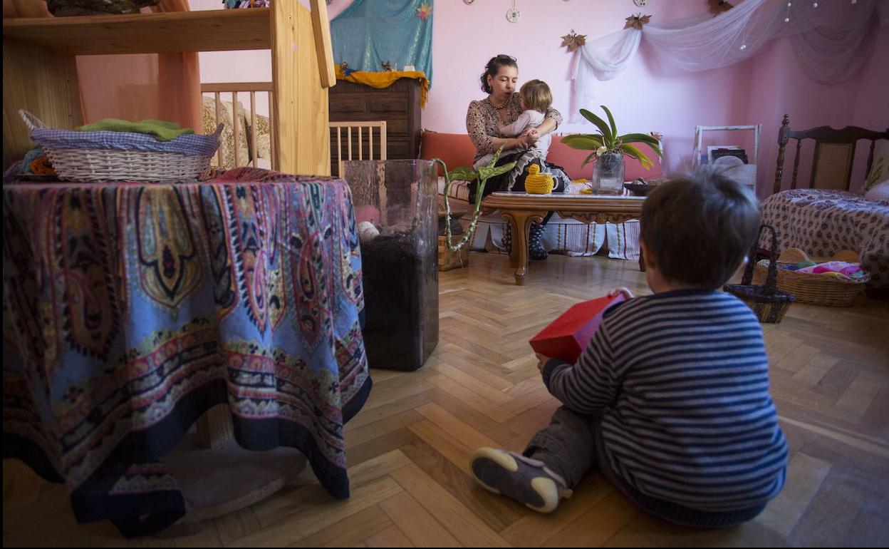 Un profesional cualificado atiende a los niños en su casa. 