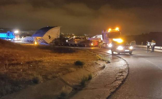 El accidente de un camión de transporte especial provoca retenciones en la BU-11 en Burgos