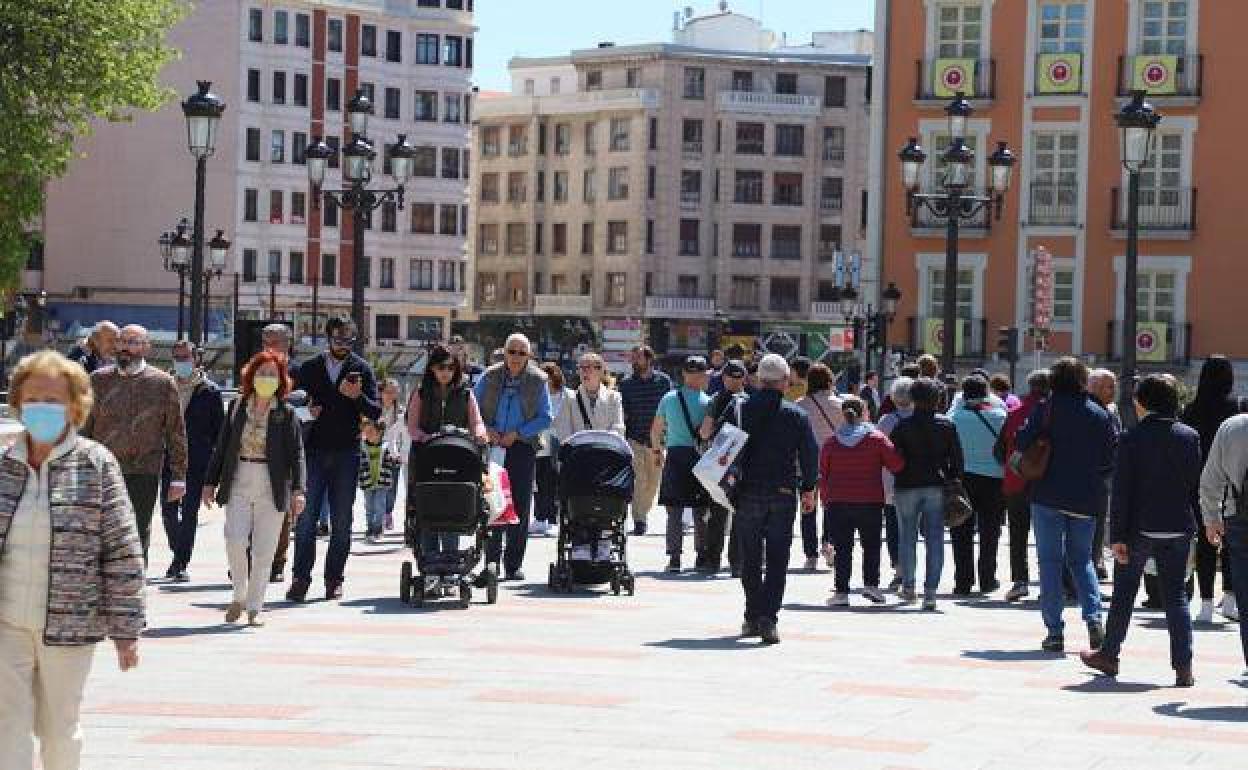 Paseantes por el centro de una ciudad.