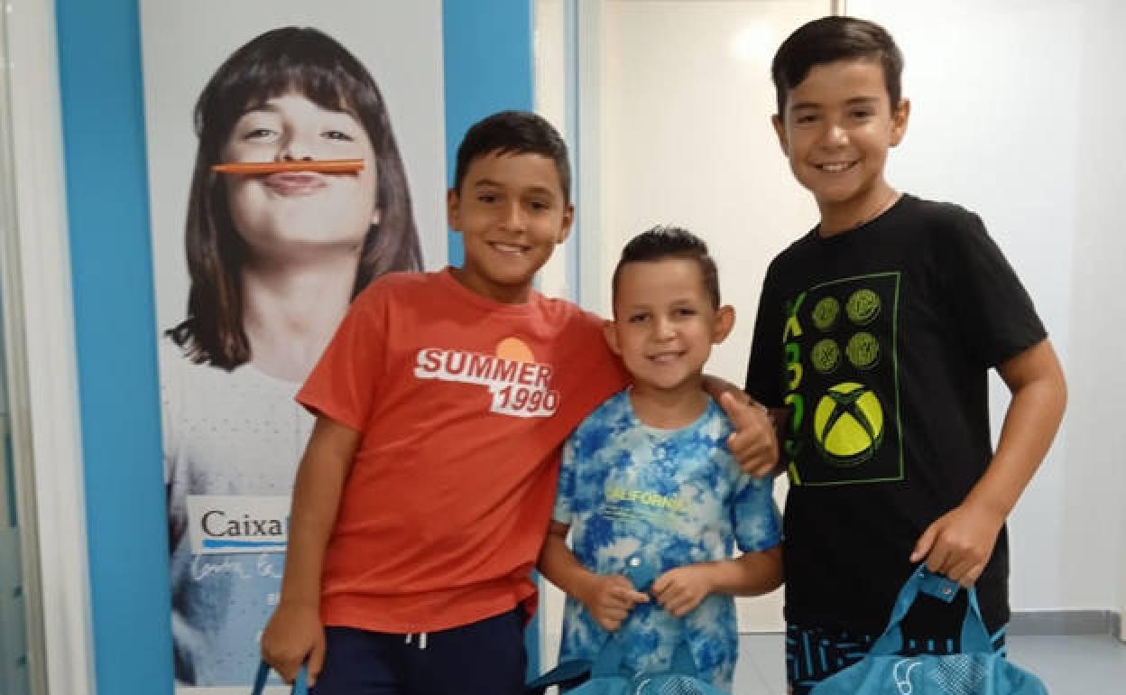 Los niños con sus mochilas. 