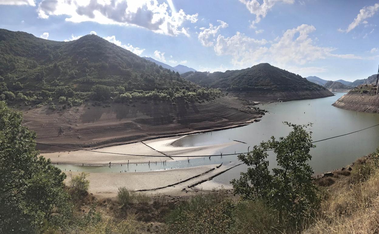 Situación actual del embalse de Barrios de Luna, en León, en mínimos históricos. 