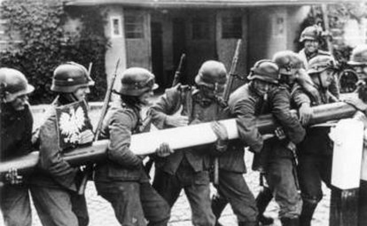 Soldados de la Wermacht derriban la barrera de la frontera de Polonia el 1 de septiembre de 1939.