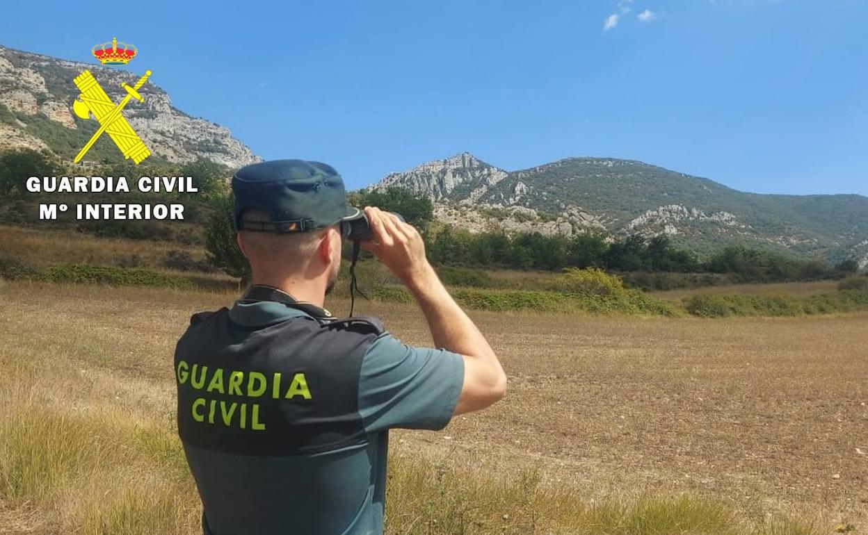 Imagen de la Guardia Civil en el terreno donde hallaron a los senderistas