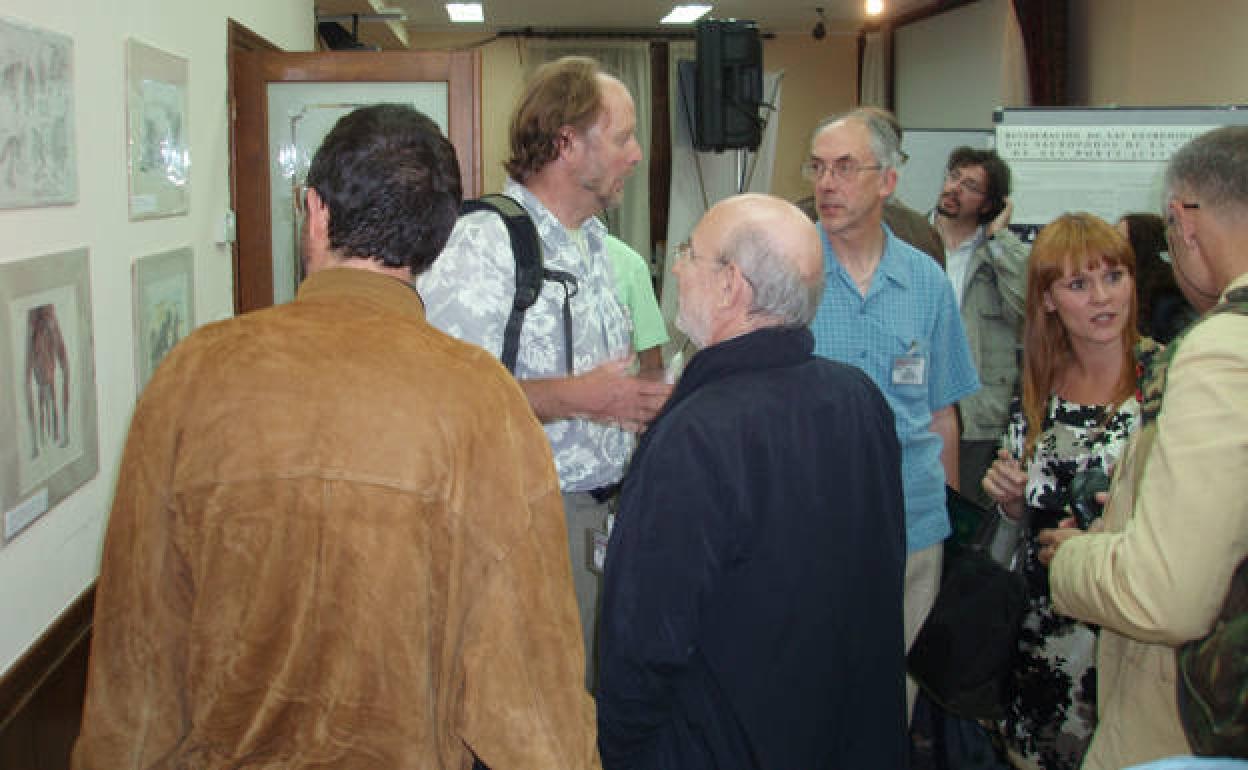 Martin Lockley, Luis Chiappe, John Sibbick y José Luis Sanz en una edición anterior de las Jornadas de Dinosaurios en Salas. 