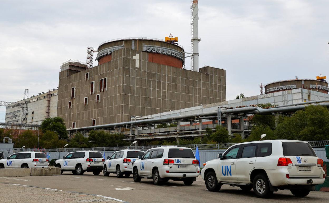 Una caravana de vehículos del OIEA al llegar a la central nuclear de Zaporiyia. 