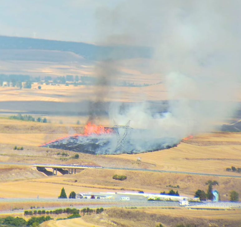 El viento ha obligado a los bomberos a actuar con rapidez.