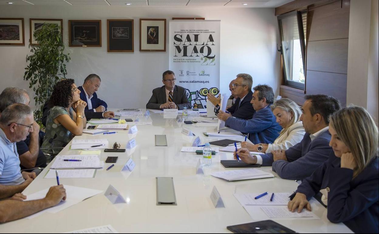 El consejero y responsables de las organizaciones agrarias, este sábado.