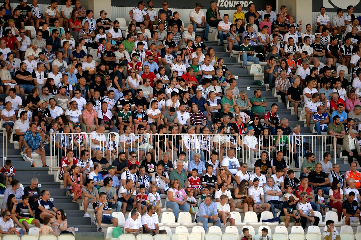 Fotos: El Burgos CF suma su segunda victoria en El Plantío