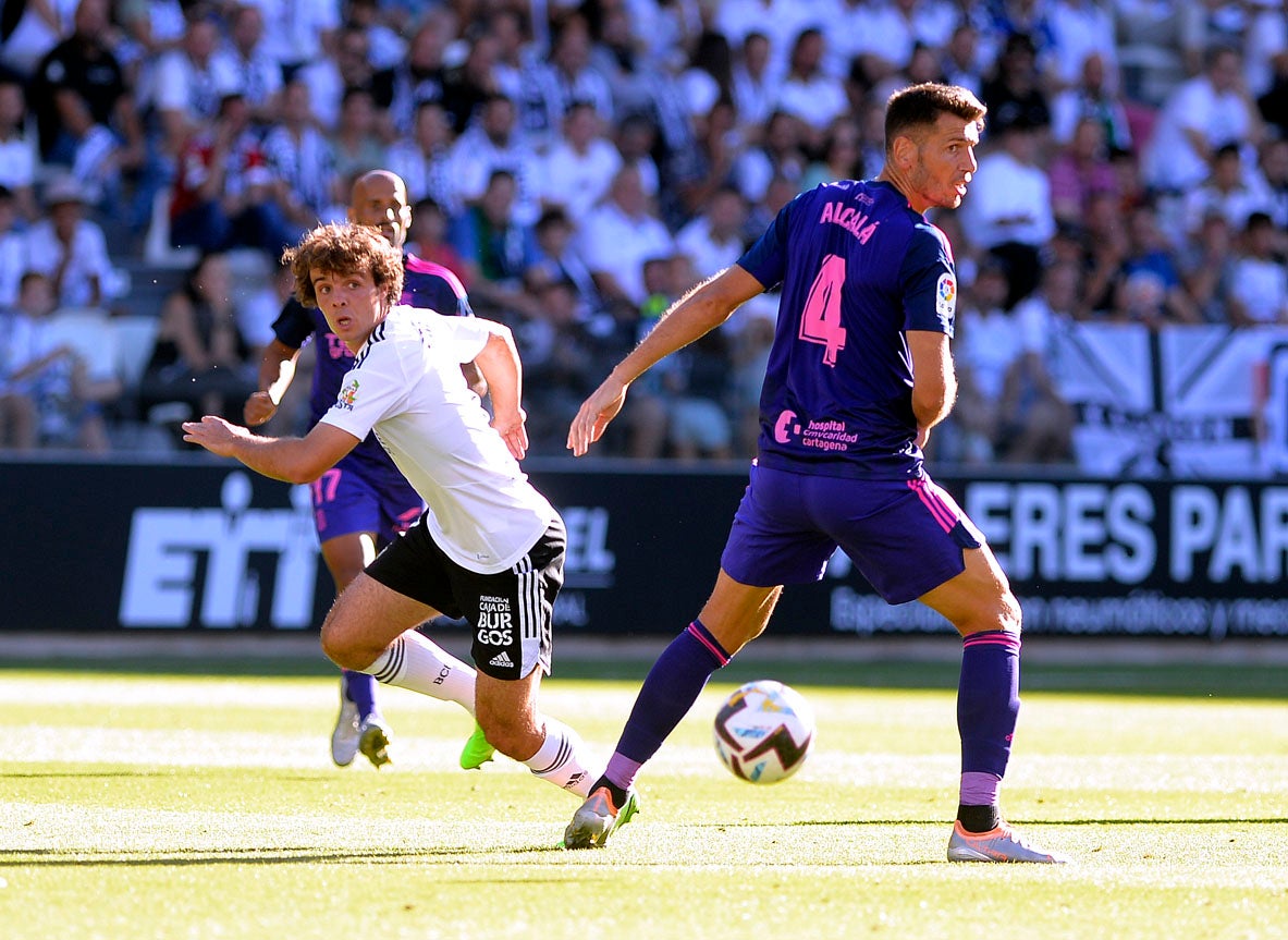 Fotos: El Burgos CF suma su segunda victoria en El Plantío