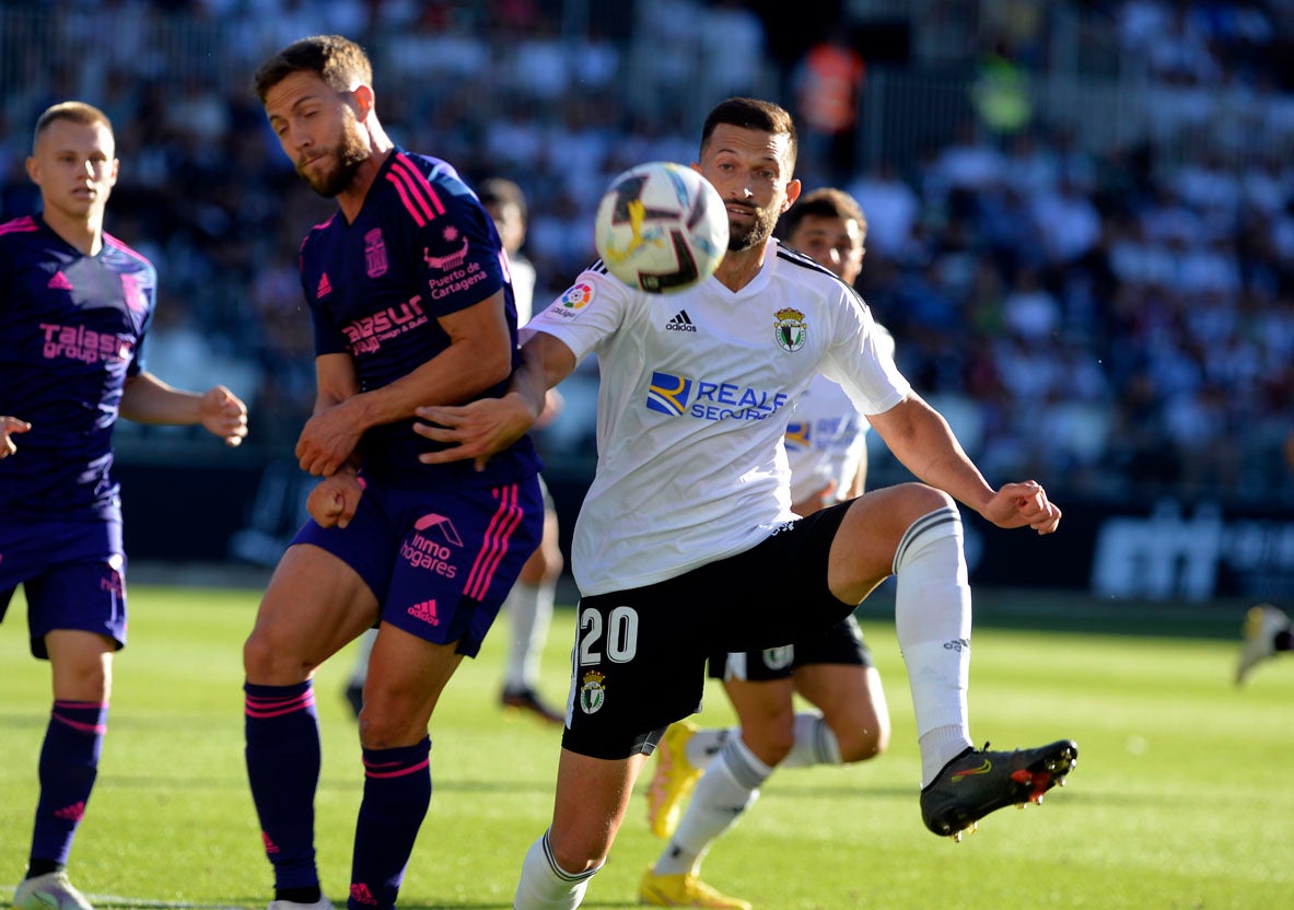 Grego Sierra controla el balón ante los jugadores del Cartagena.