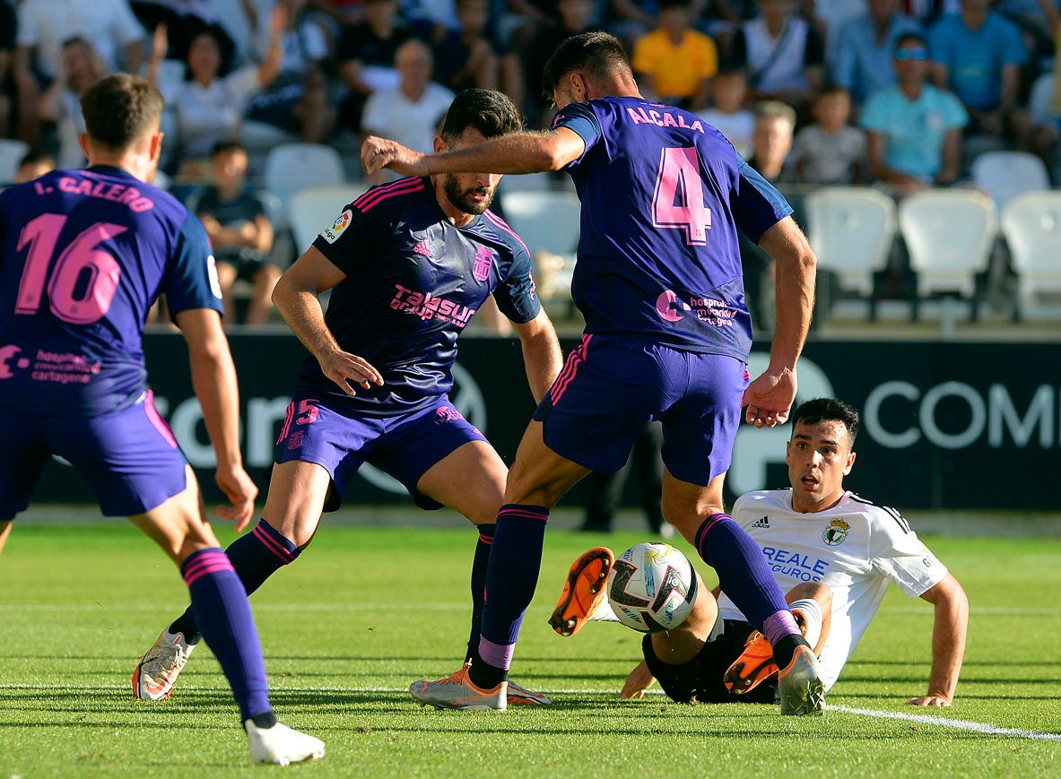 Fotos: El Burgos CF suma su segunda victoria en El Plantío