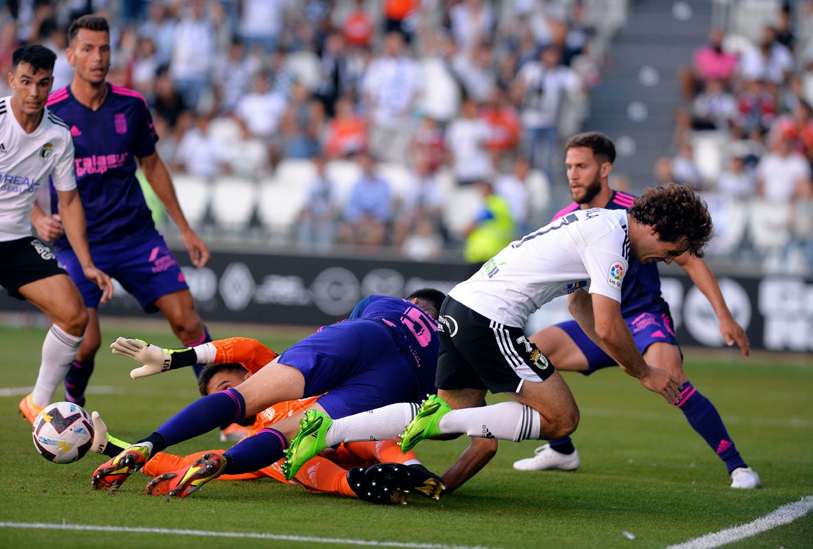 Fotos: El Burgos CF suma su segunda victoria en El Plantío