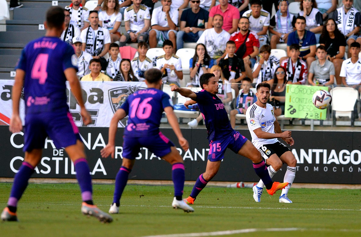 Fotos: El Burgos CF suma su segunda victoria en El Plantío