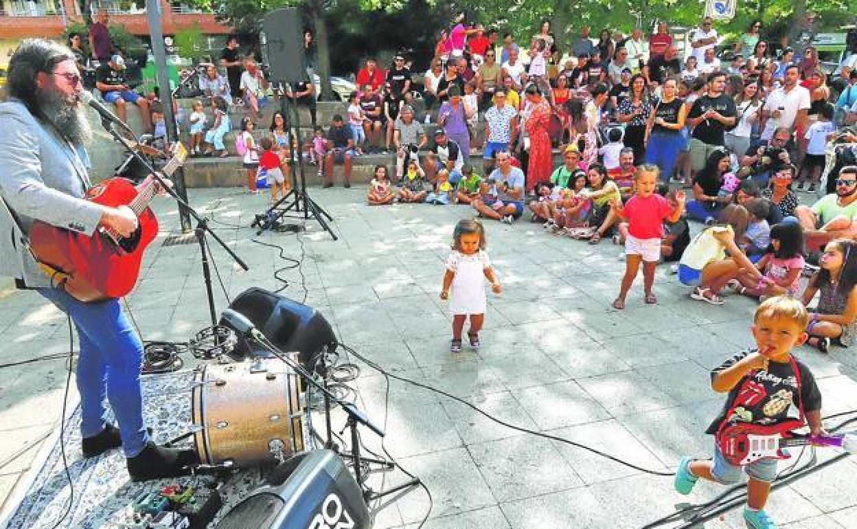 La jornada arrancó con mucha energía, la que pusieron niños y niñas en el Ebropeque con El Meister.