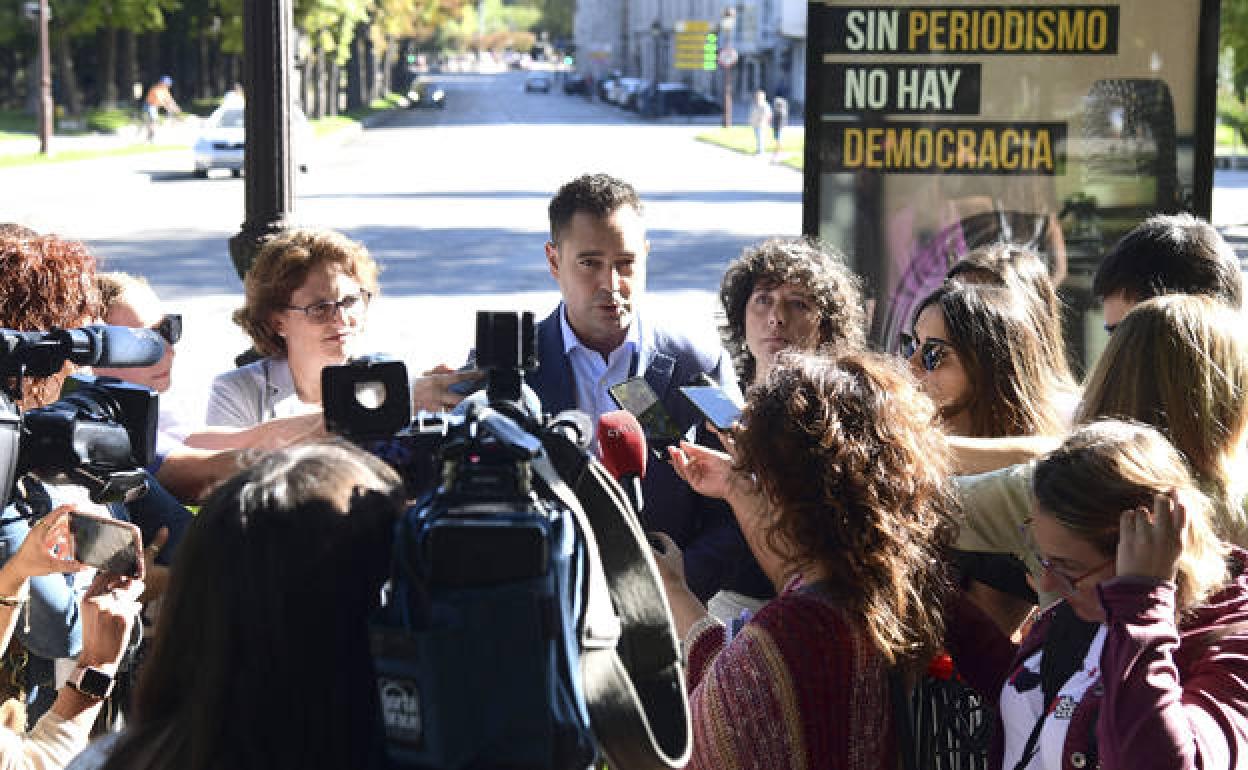 Daniel de la Rosa, alcalde de Burgos, atiende a los medios de comunicación. 