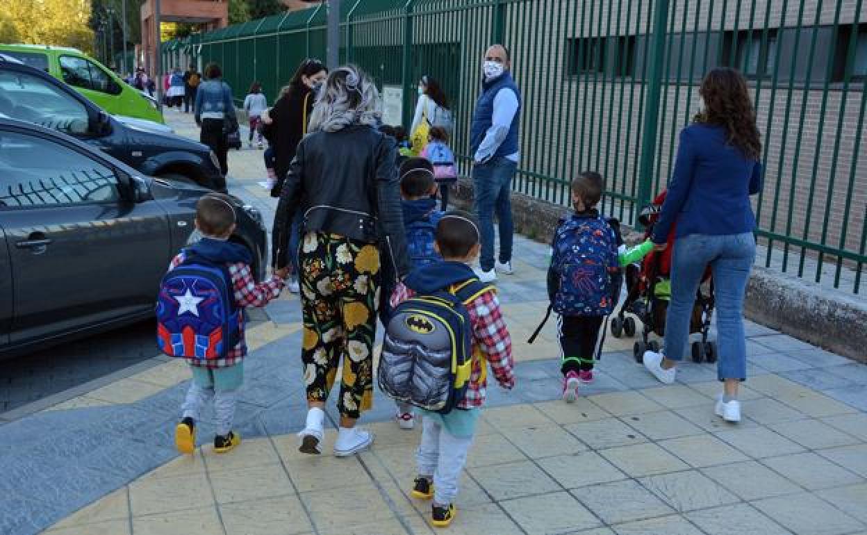 Imagen de archivo de unos niños que van al colegio con sus padres 