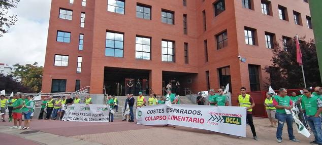 Fotos: Agricultores y ganaderos de Burgos protestan ante la crisis del sector