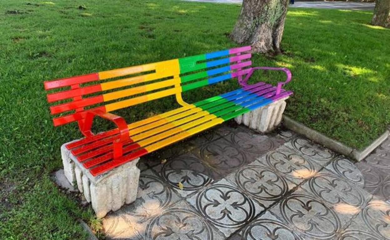 Banco con la bandera arcoiris.