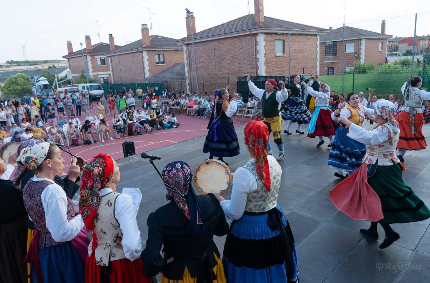 Muestra de Bailes en un pueblo de la provincia. 