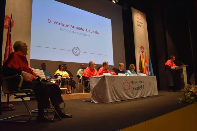 Javier Delgado sonríe durante su nombramiento como Doctor Honoris Causa de la Universidad Isabel I 