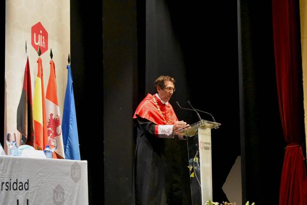 Javier Delgado sonríe durante su nombramiento como Doctor Honoris Causa de la Universidad Isabel I 