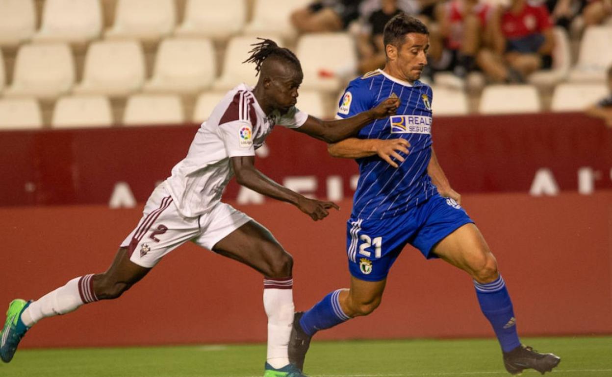 Berjón, ante un rival en el partido frente al Albacete. 